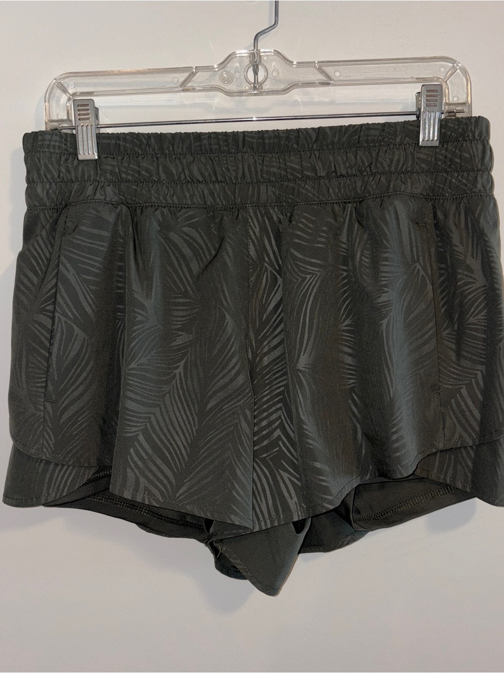 Women’s Green Leaf Print Athletic Shorts M